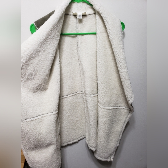 Caslon Faux Fur Cozy Vest! - Picture 4 of 5